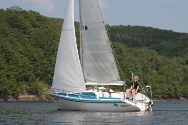 Une caisse chaude remorquable dans un test de bateau d'occasion