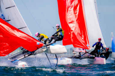 Furioso finale del fiordo sull'acqua e sulla terraferma