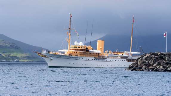 König Frederik X. reist mit Königsschiff „Dannebrog“ an