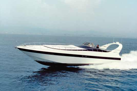 From compact sports boat to "villa on the sea"