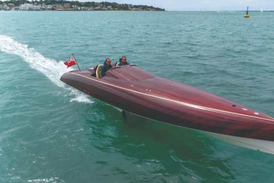 Die Spirit 35 E.F verbindet Retro-Design mit Hightech-Foiling
