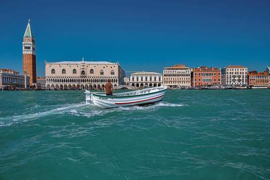 Warum ein Börteboot in Venedig unterwegs ist