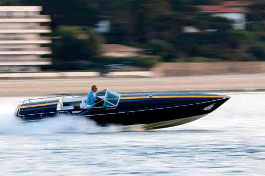 So wurde Johnny Hallydays Offshore-Racer „Dont 3“ restauriert