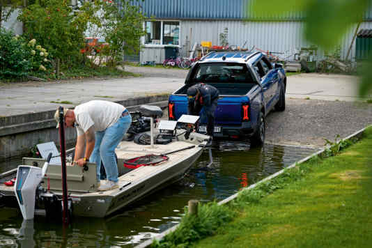 Mit E-Pick-up und Elektro-Angelboot nach Friesland