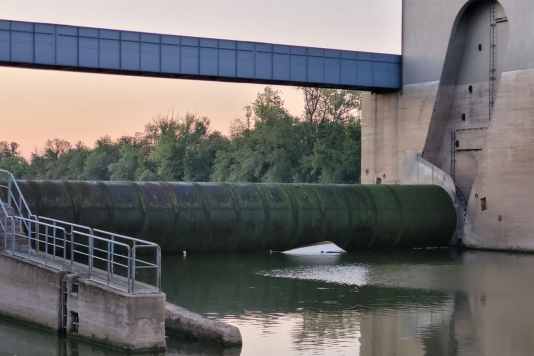 Motorboot stürzt Wehr hinab und kentert