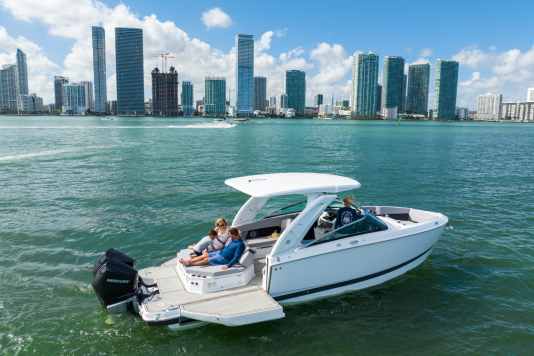 Beneteau stellt die Marken Four Winns, Glastron und Scarab Jet ein