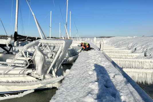 Eiskunst in Häfen und entlang der Küsten