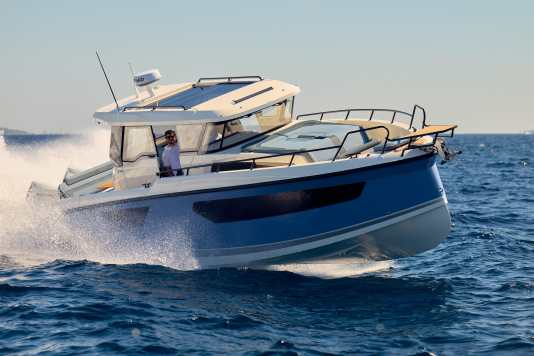 Centre console with cabin for four people