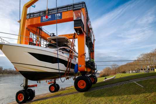 "Big Willi" ensures superyacht spectacle on the Rhine
