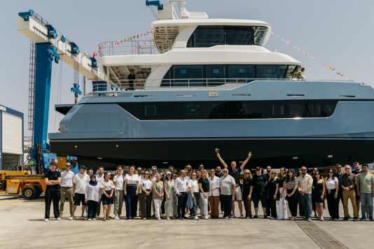 Bering Yachts wassert BC60