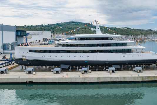 ISA Yachts wassert 80-Meter-Flaggschiff