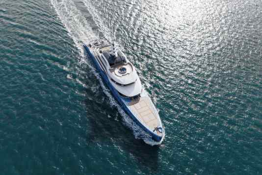 Ein Tennisplatz auf Probefahrt