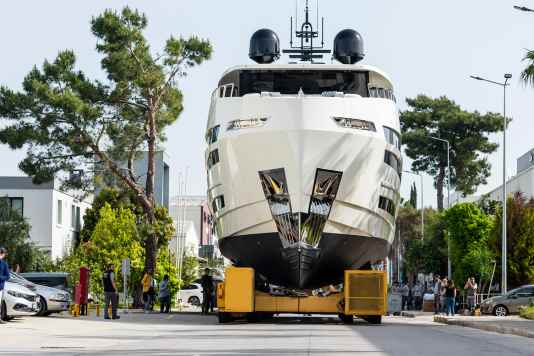 Lazzara UHV 100 setzt auf Volumen und Luftfahrttechnik