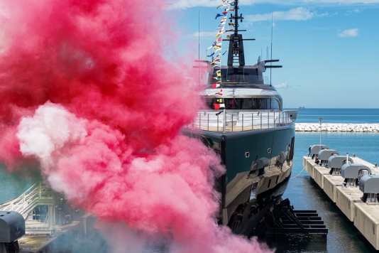 67-Meter-Flaggschiff Sea Raider X rauscht ins Wasser