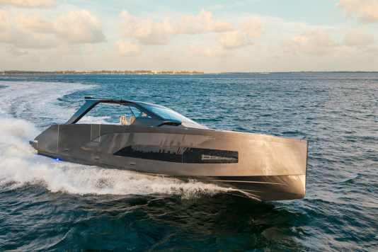 Manari 52 reaches 37 knots