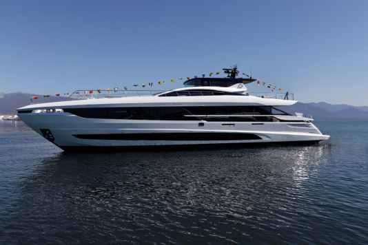 Die erste Mangusta GranSport 34 schwimmt