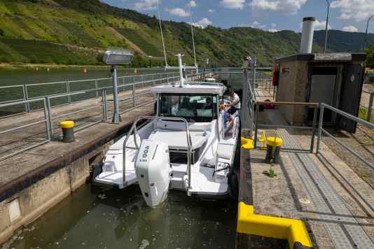 Erfolgreiche Schleusenmanöver auf der Mosel