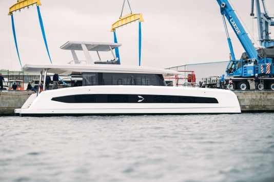 Erste Solar-Yacht aus Stralsund zu Wasser gelassen