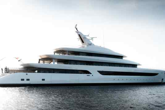 Haiflosse und Langschnabel – 90 Meter von Feadship