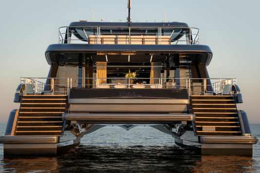 A luxury cat drives fully electrically