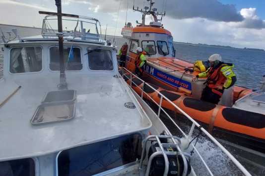 Motorboot mit Wassereinbruch auf der Westerschelde