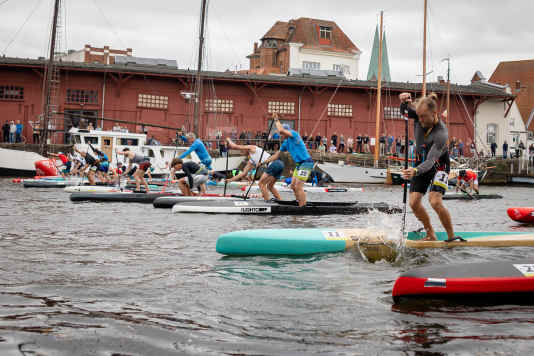 Über 70 Paddler beim Seven Towers SUP Race in Lübeck