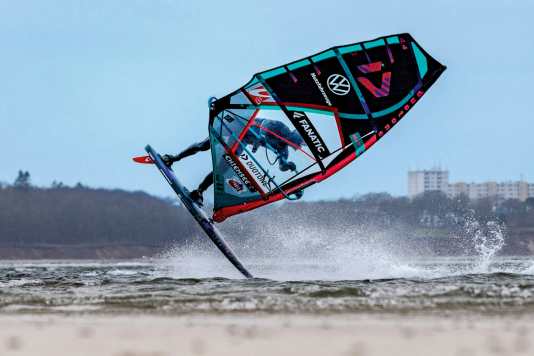 Freestyle fins against seagrass in the test