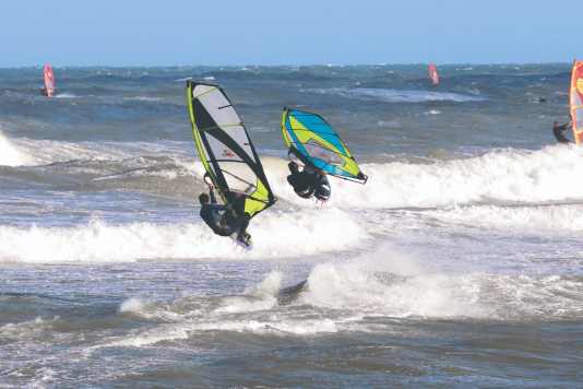 Ist leichter auch besser? Zehn 5,0er Wavesegel im Geschwister-Vergleich