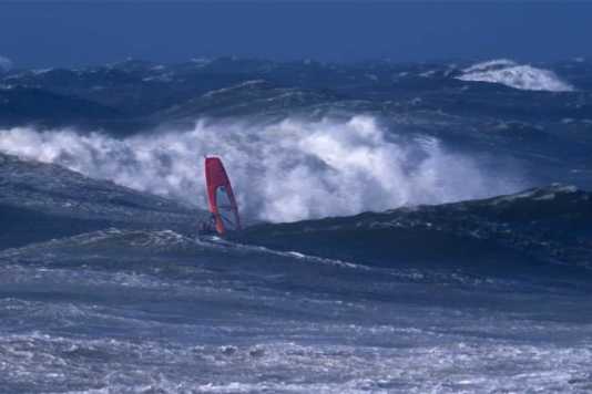 „Ich bin der gebrochene Fuß“ - die Geschichte hinter einem Windsurf-Unfall