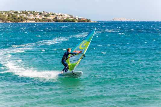 So lernst du die Powerhalse beim Windsurfen