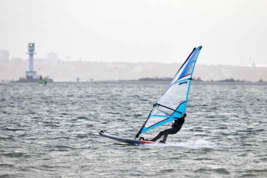 Leichtes Windsurf-Rigg für Kids - das STX PowerKid im Test