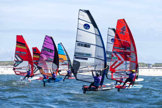 Fabian Wolf dominiert Foiling-Auftakt vor Sylt