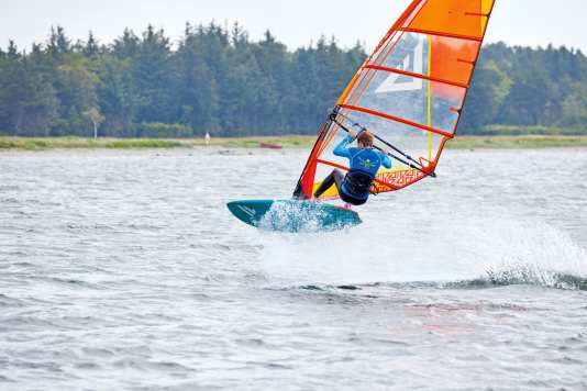 So gelingen die ersten Sprünge beim Windsurfen