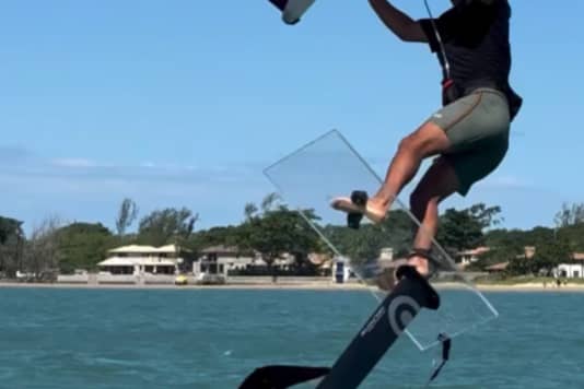 Vinni Martins und sein gläsernes Foil-Board