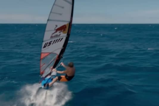 Robby Naish von Patrick Lombardis Drohne verfolgt