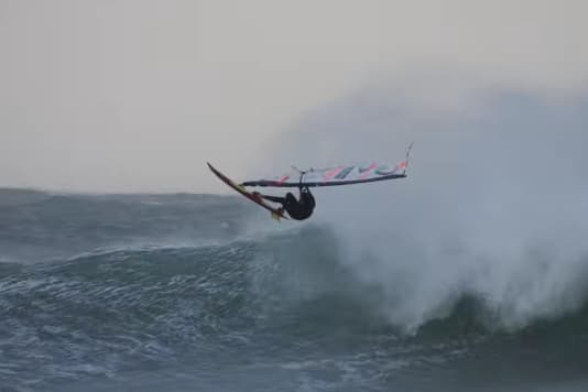 Thomas Traversa surft Sturm Darragh in der Bretagne