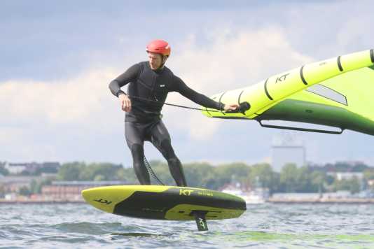 So findest du das passende Board zum Wingsurfen lernen