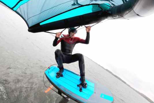 Jumping while wingsurfing - tips in the video tutorial