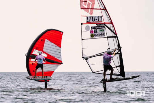 Holste gewinnt im Wingfoilen, Liutkus im Windsurfen