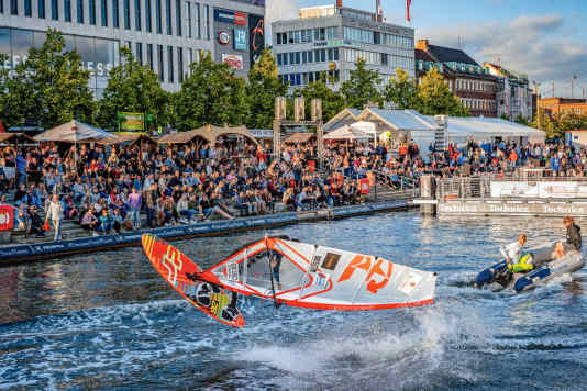 Wingfoil-Racing in Schilksee, Tow In im Bootshafen