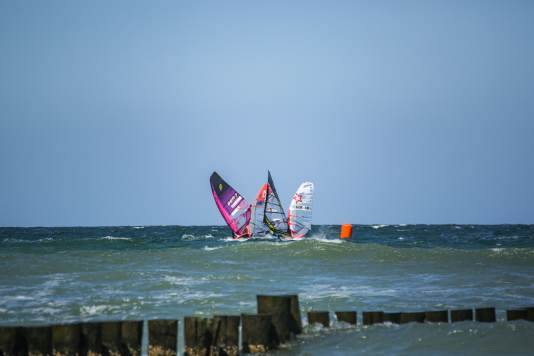 Kühlungsborn kehrt auf den Event-Kalender zurück - Windsurfen und Wingfoilen gemeinsam vor der Seebrücke