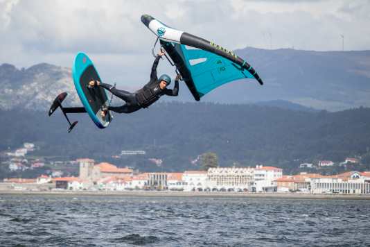 Flachwasser und Welle an der Wingsurfschule Mainpeak