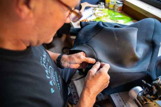 Patagonia hilft und repariert auf der kostenlosen Wetsuit Repair Tour