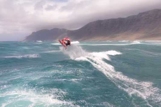 Freestyle-Wave Action bei Westwind auf Lanzarote