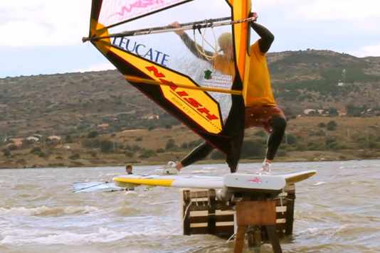 Epische Moves und schmerzhafte Slams im ersten Windsurf-Park
