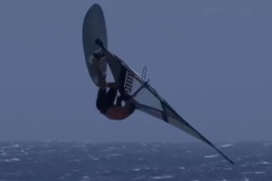 Miguel Chapuis haut einen “VoltWater” (Forward into Backloop) raus