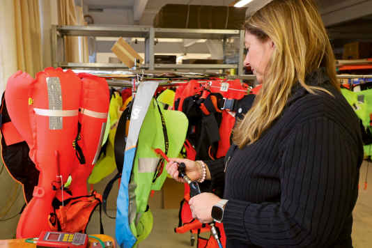 Das passiert bei der Wartung einer Rettungsweste