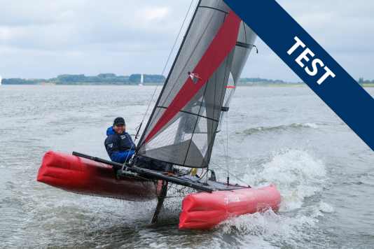 Test d'un catamaran à voile sorti du coffre d'une voiture