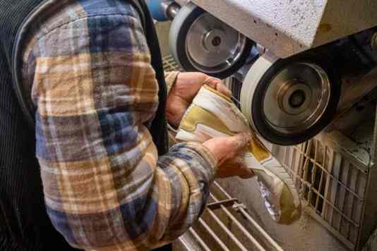 Zweites Leben für teure Bordschuhe – so werden Segelschuhe repariert