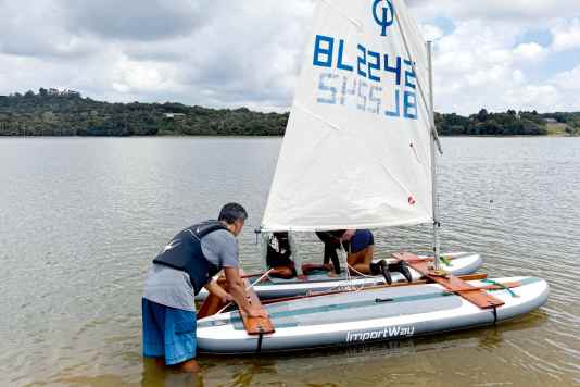 Un catamarano autocostruito realizzato con due SUP